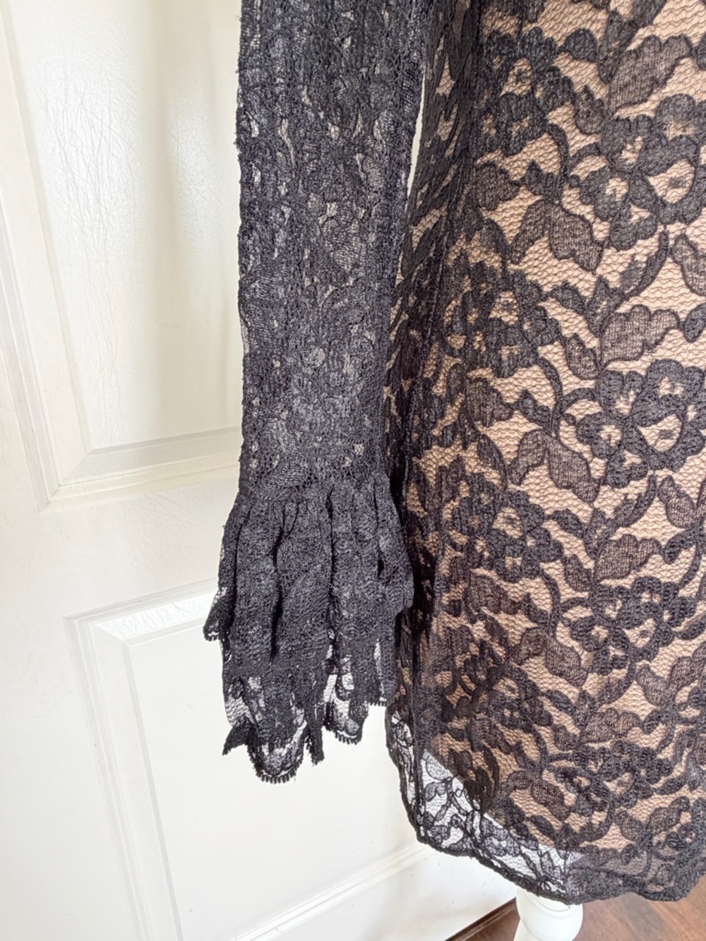 NWT Laundry by Shelli Segal Black Lace Bell Sleeve Mini Dress - Size 6 - Picture 4 of 16